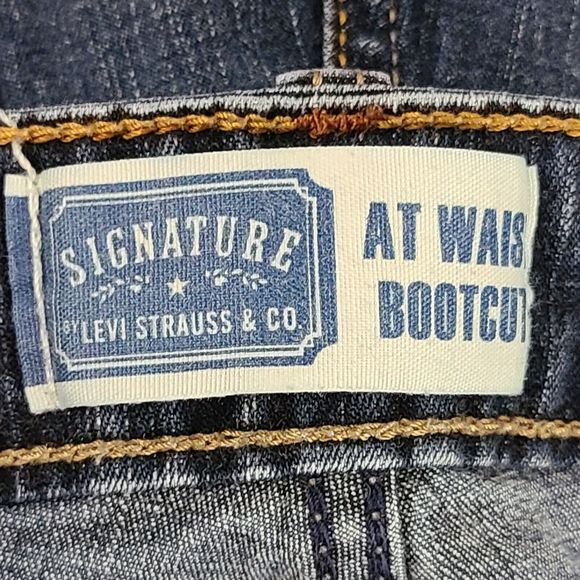 Levi Signature Women's (16 Short) At Waist Bootcut Blue Denim Jeans (34 x 28.5) - Picture 8 of 10